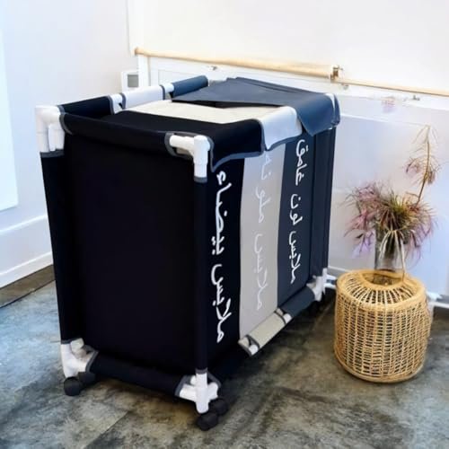 سلة غسيل BUNCA بثلاث أقسام مع عجلات دوارة وغطاء مقاوم للغبار – عربة فرز الغسيل للمنزل والحمام 64×35×60 سم (رمادي غامق X بيج X اسود (كتابة عربي))