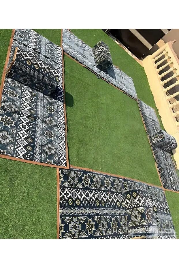 طقم جلسة بر ملكي 8 قطع بتصميم فاخر للرحلات والحدائق ، مجلس 8 قطع للبر,4 مددات أرضية و 4 مركي و 4 سجادة 200×80 سم (فضي مزخرف)