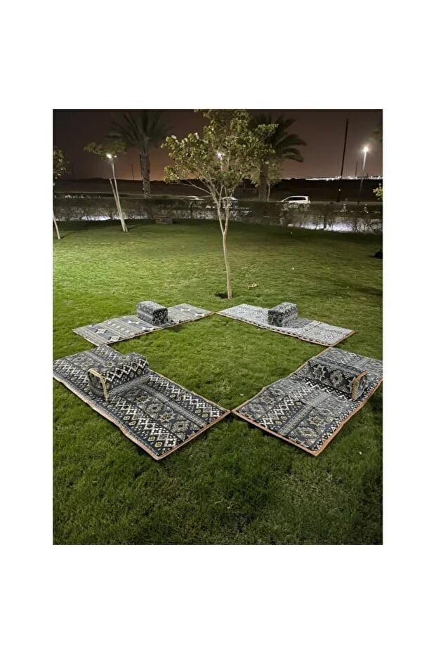 طقم جلسة بر ملكي 8 قطع بتصميم فاخر للرحلات والحدائق ، مجلس 8 قطع للبر,4 مددات أرضية و 4 مركي و 4 سجادة 200×80 سم (فضي مزخرف)