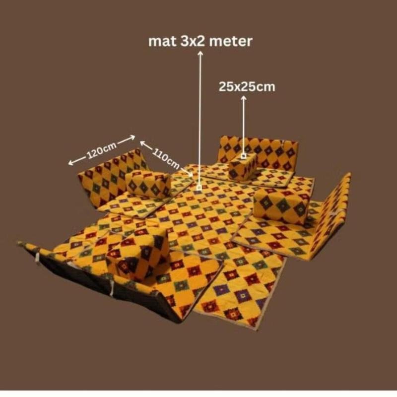 طقم جلسة أرضية 9 قطع: فرشة 300×200 سم، 4 كراسي أرضية لشخصين و4 مراكي مريحة، تصميم عربي عصري