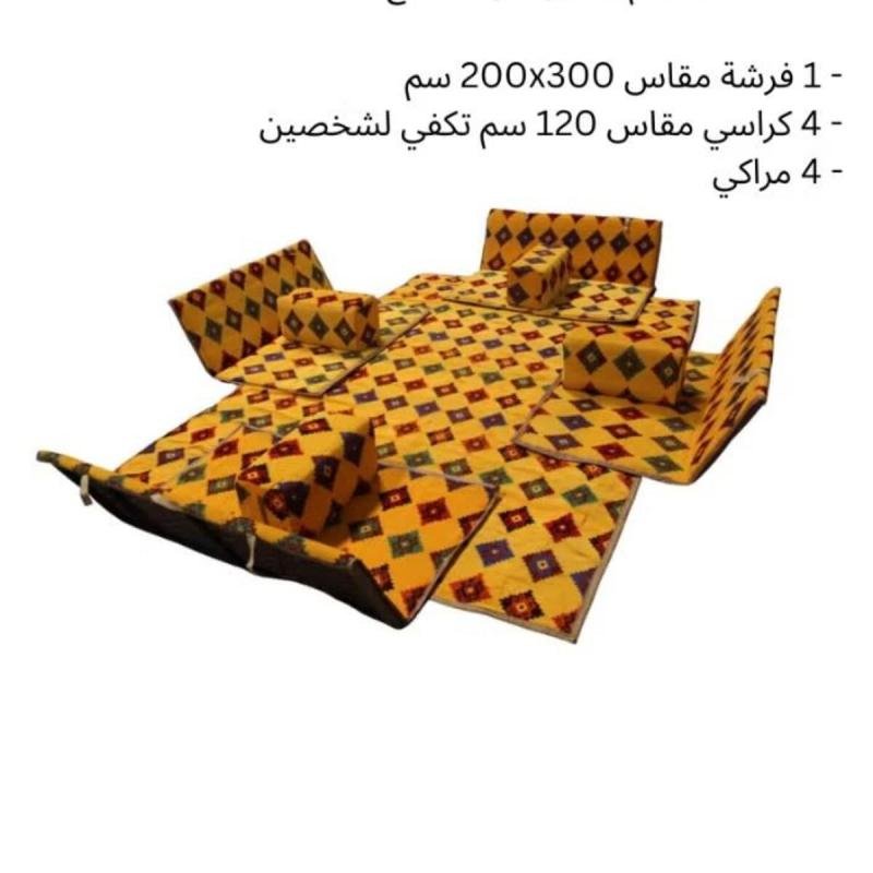 طقم جلسة أرضية 9 قطع: فرشة 300×200 سم، 4 كراسي أرضية لشخصين و4 مراكي مريحة، تصميم عربي عصري