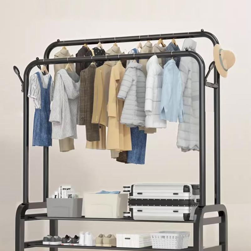 منظم شماعات ملابس معدني مع رفين سفليين للتخزين وعجلات
