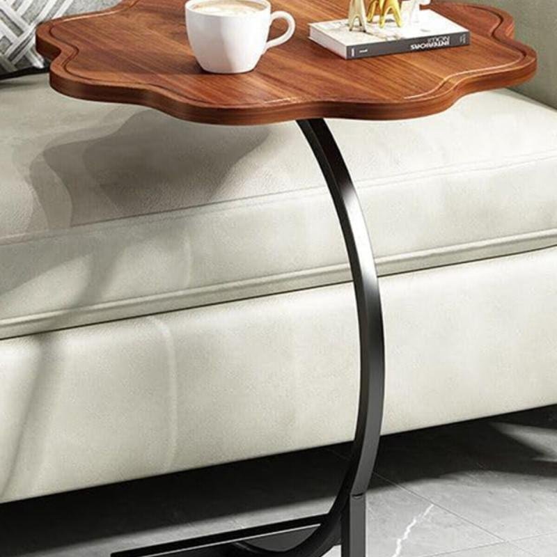 طاولة قهوة عصرية | طاولة جانبية على شكل حرف C بسطح خشبي على شكل زهرة وإطار معدني باللون البني