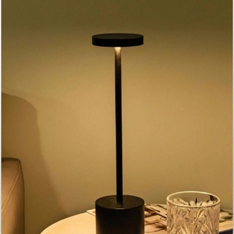 مصباح مكتبي لاسلكي قابل لإعادة الشحن بقوة 3600 مللي أمبير/ساعة، مصباح مكتبي اسود محمول معدني.