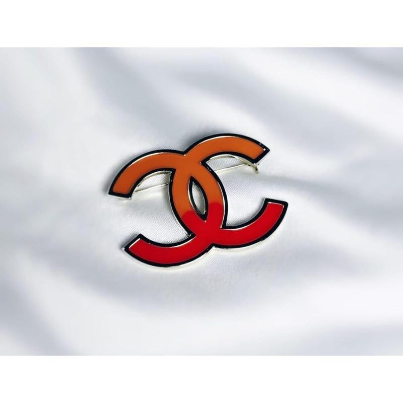 دبوس عصري بشعار CC باللونين الأحمر والبرتقالي للنساء من BUNCA