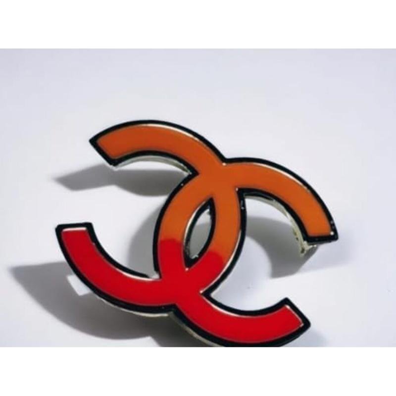 دبوس عصري بشعار CC باللونين الأحمر والبرتقالي للنساء من BUNCA