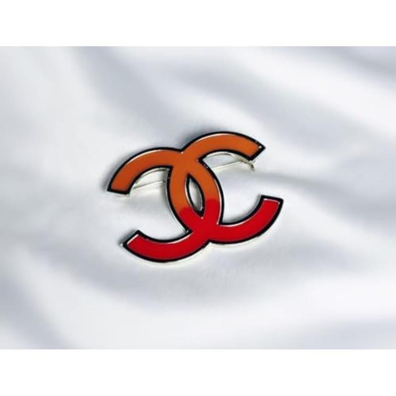 دبوس عصري بشعار CC باللونين الأحمر والبرتقالي للنساء من BUNCA