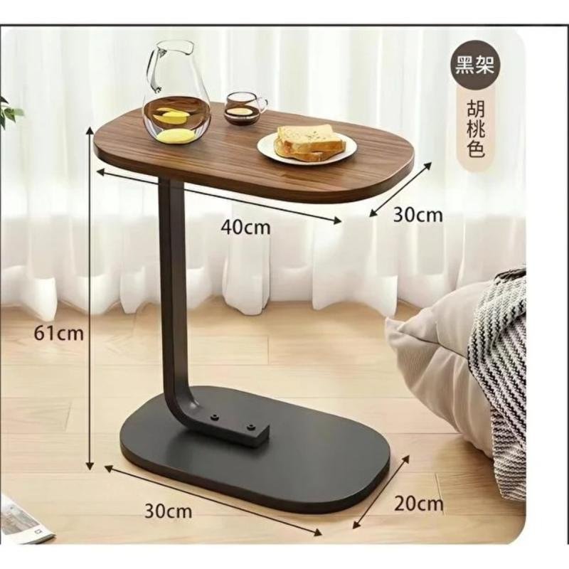 طاولة قهوة عصرية | طاولة جانبية على شكل حرف C بسطح خشبي وإطار معدني أسود، 60×28×40 سم