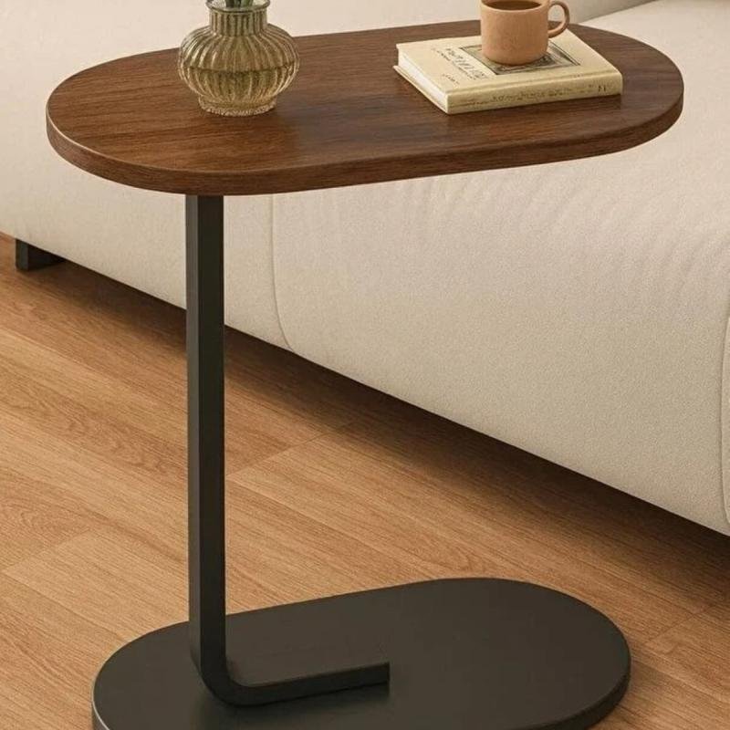 طاولة قهوة عصرية | طاولة جانبية على شكل حرف C بسطح خشبي وإطار معدني أسود، 60×28×40 سم